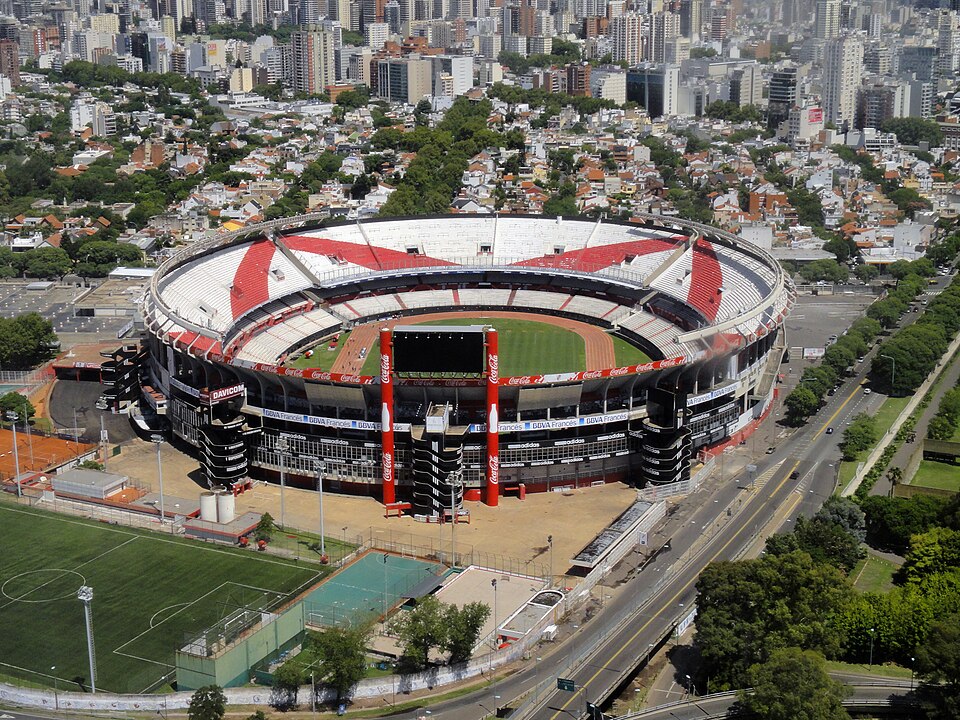 Vista aérea del estadio Monumental iluminado