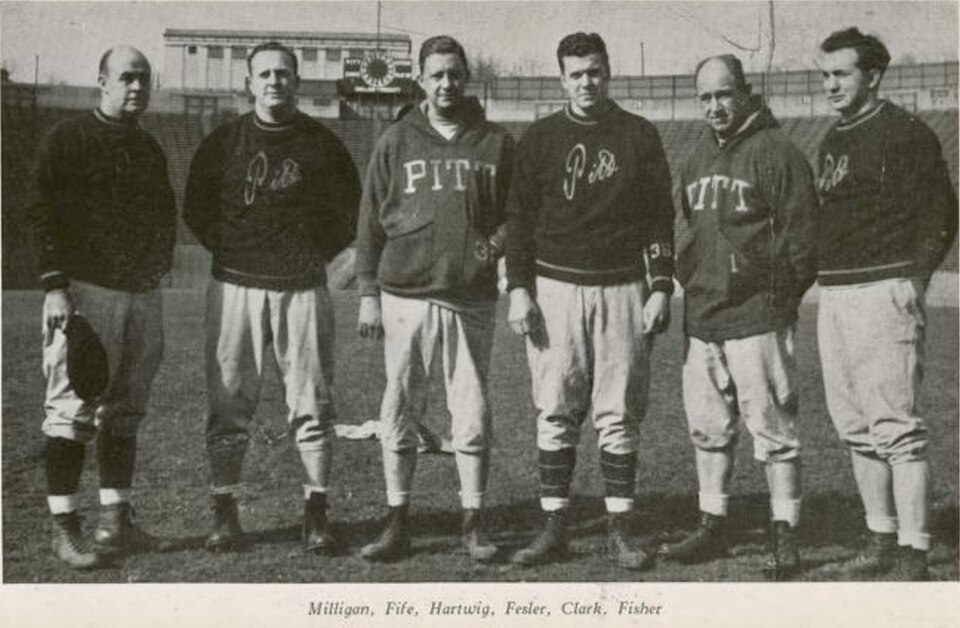 Máquinas tragamonedas con luces neón en tonos fucsia y azul