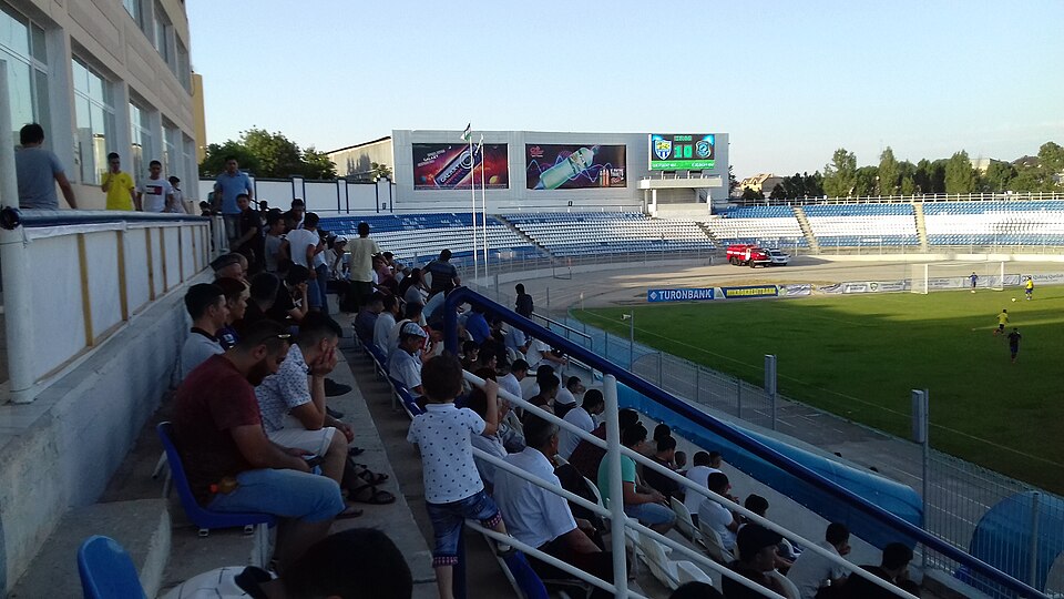 Vista aérea de un partido de fútbol en estadio lleno