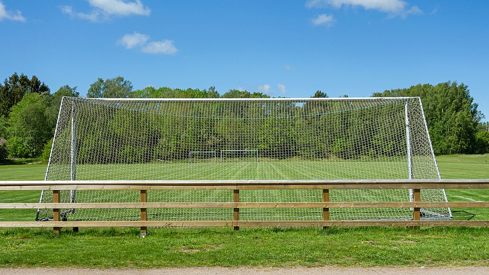 Hinchas viendo un partido internacional en un bar deportivo