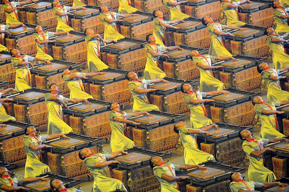 Afición en una arena de baloncesto durante un partido nocturno