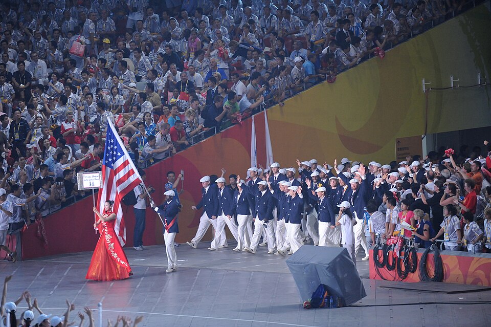 Aficionados en una arena de baloncesto durante un cierre ajustado