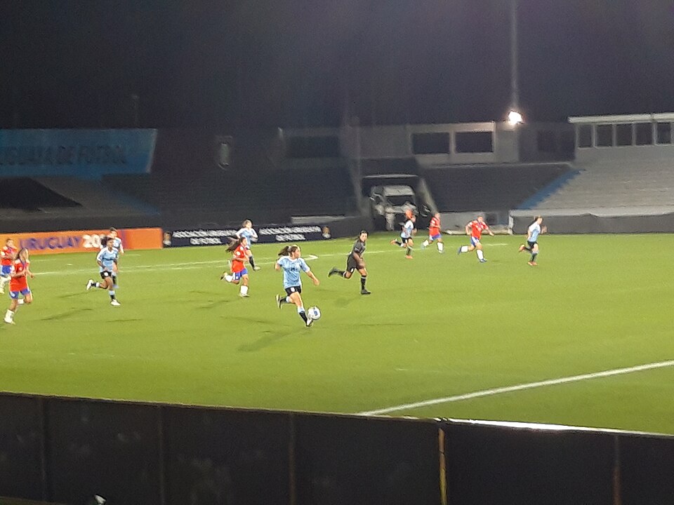 Cancha de fútbol ubicada cerca de montañas andinas