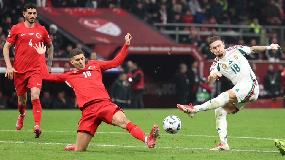 Jugador realizando una barrida defensiva en el campo