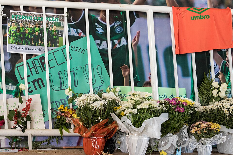Interior del estadio de Chapecoense con banderas locales